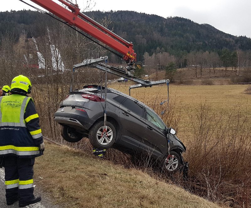 PKW stürzt über Straßenböschung (Bild 2)